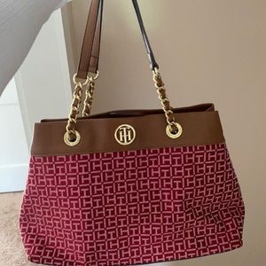 Tommy Hilfiger leather bag. Very spacious!